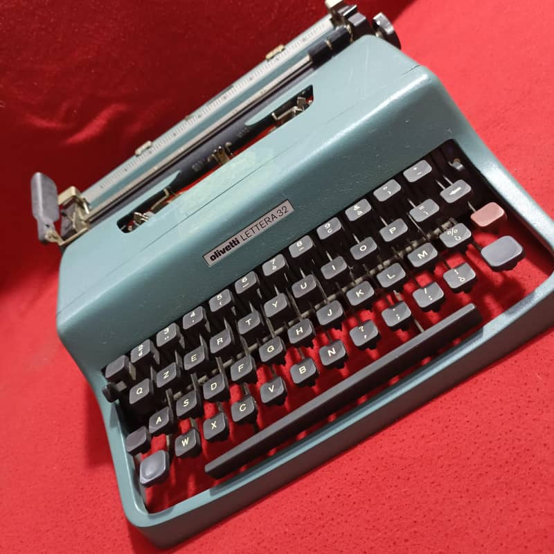 Typewriter. Olivetti 3