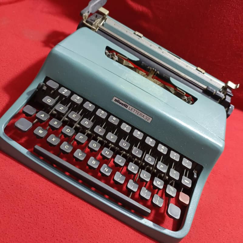 Typewriter. Olivetti 4