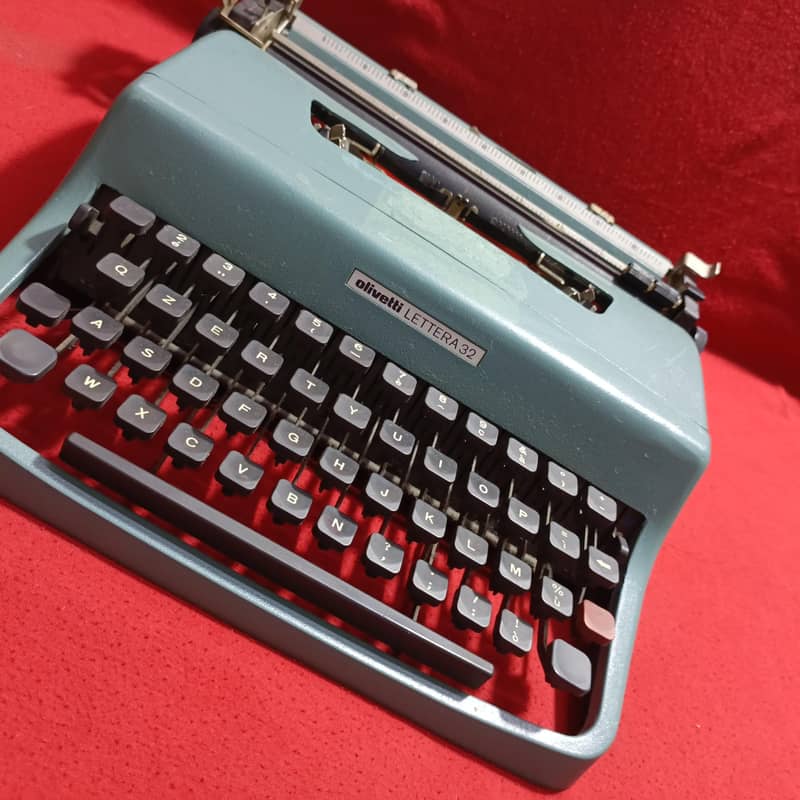 Typewriter. Olivetti 5