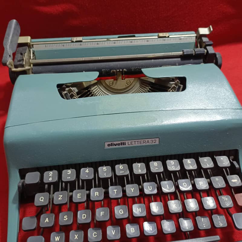 Typewriter. Olivetti 6