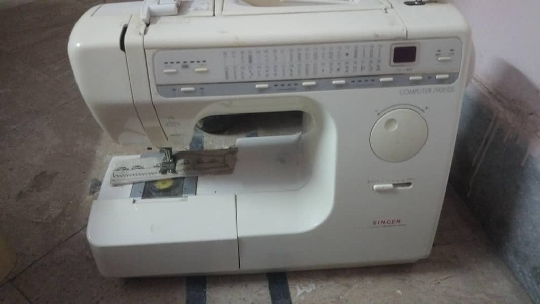 Singer 7900 computerize sweing machine 0
