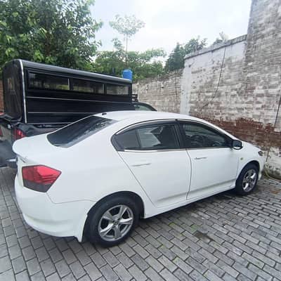 Honda city rent ka liya available.