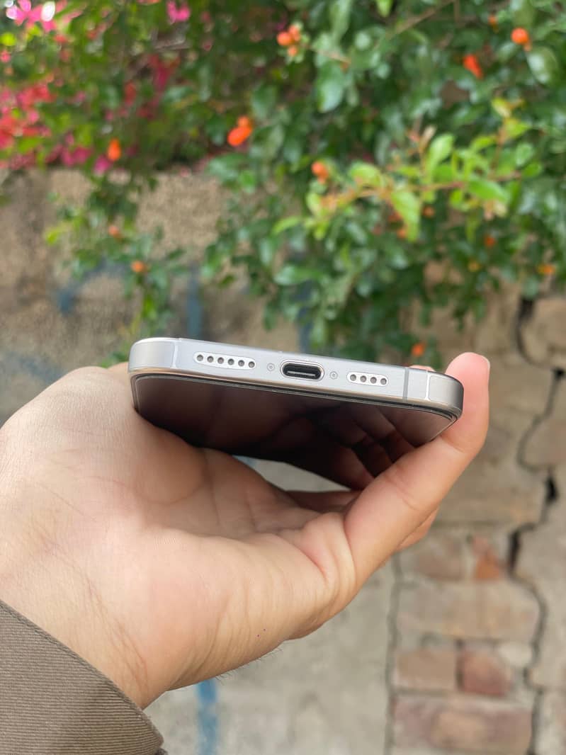 Apple iPhone 15 Pro Max 2