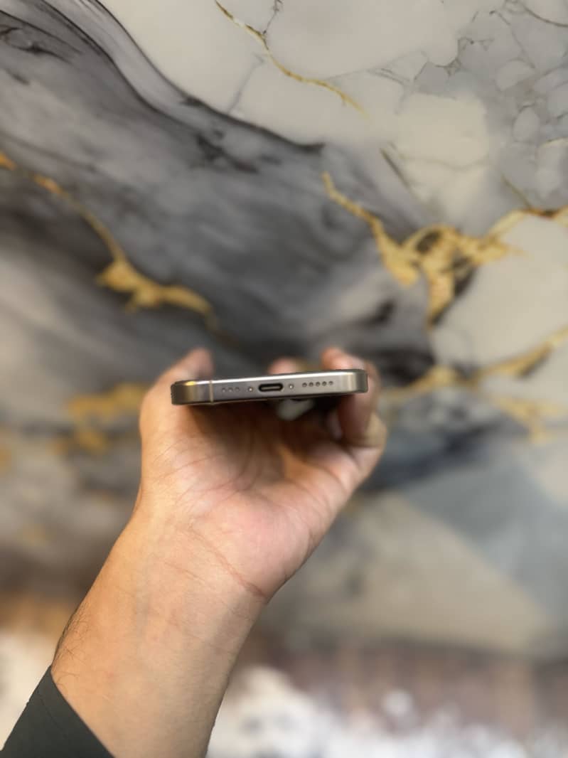 Apple iPhone 16 Pro 0