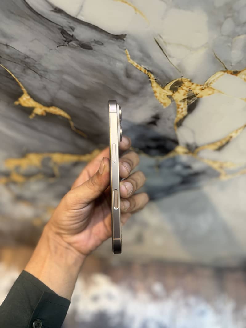 Apple iPhone 16 Pro 2