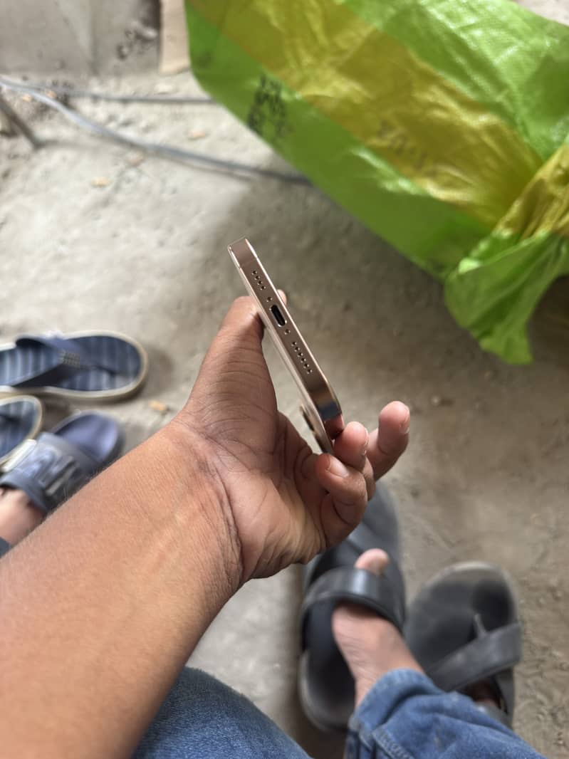Apple iPhone 16 Pro Max 1
