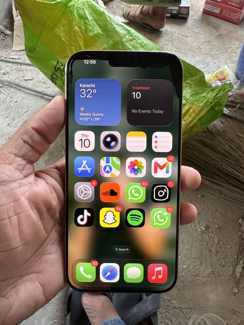 Apple iPhone 16 Pro Max 4