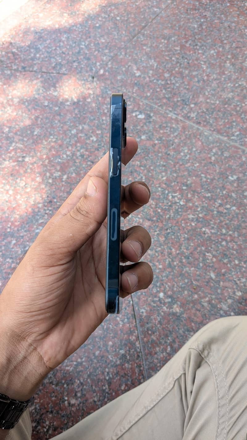 Apple iPhone 13 2