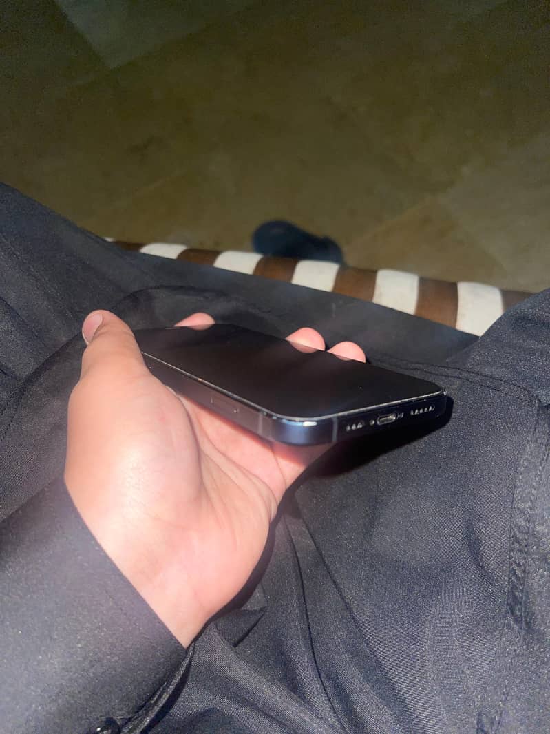 Apple iPhone 12 4