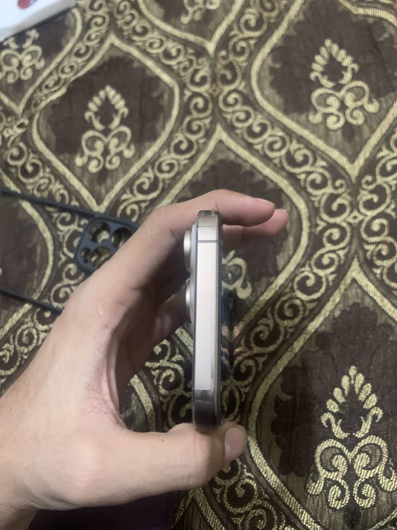 Apple iPhone 16 Pro Max 4
