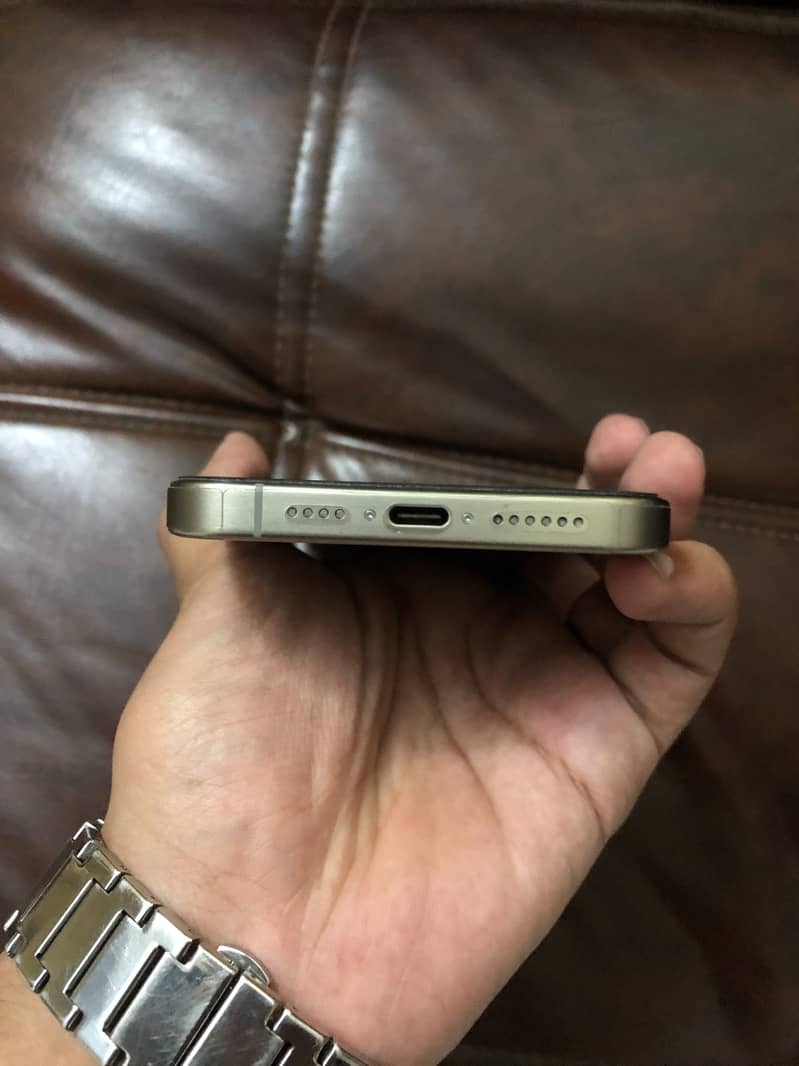 Apple iPhone 15 Pro Max 2