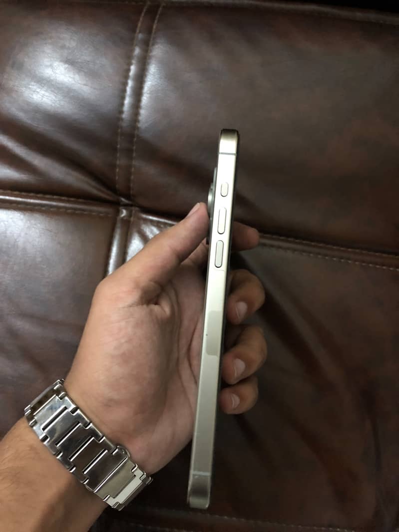 Apple iPhone 15 Pro Max 4