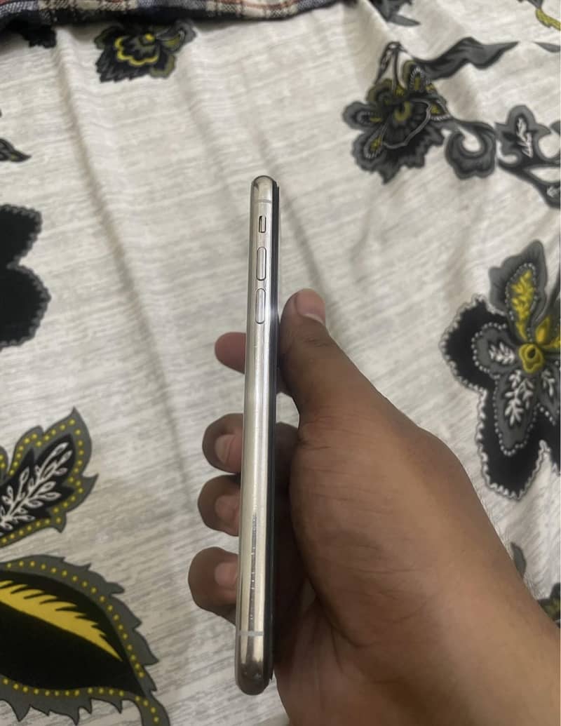 Apple iPhone X 3