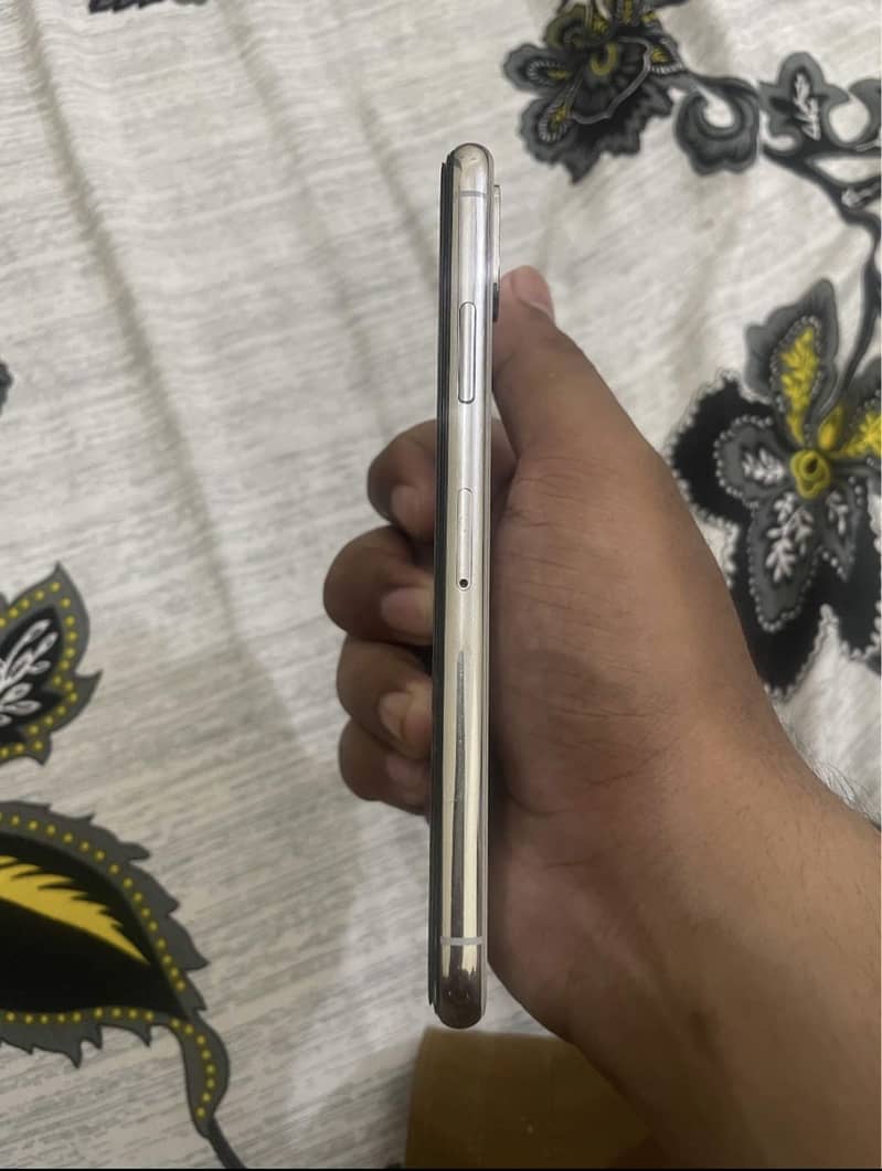 Apple iPhone X 4