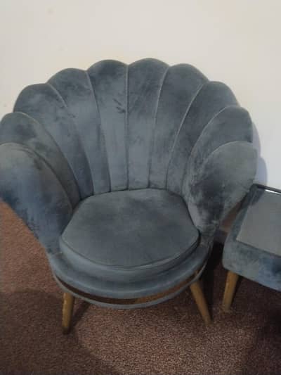 2 coffee chairs with table good condition