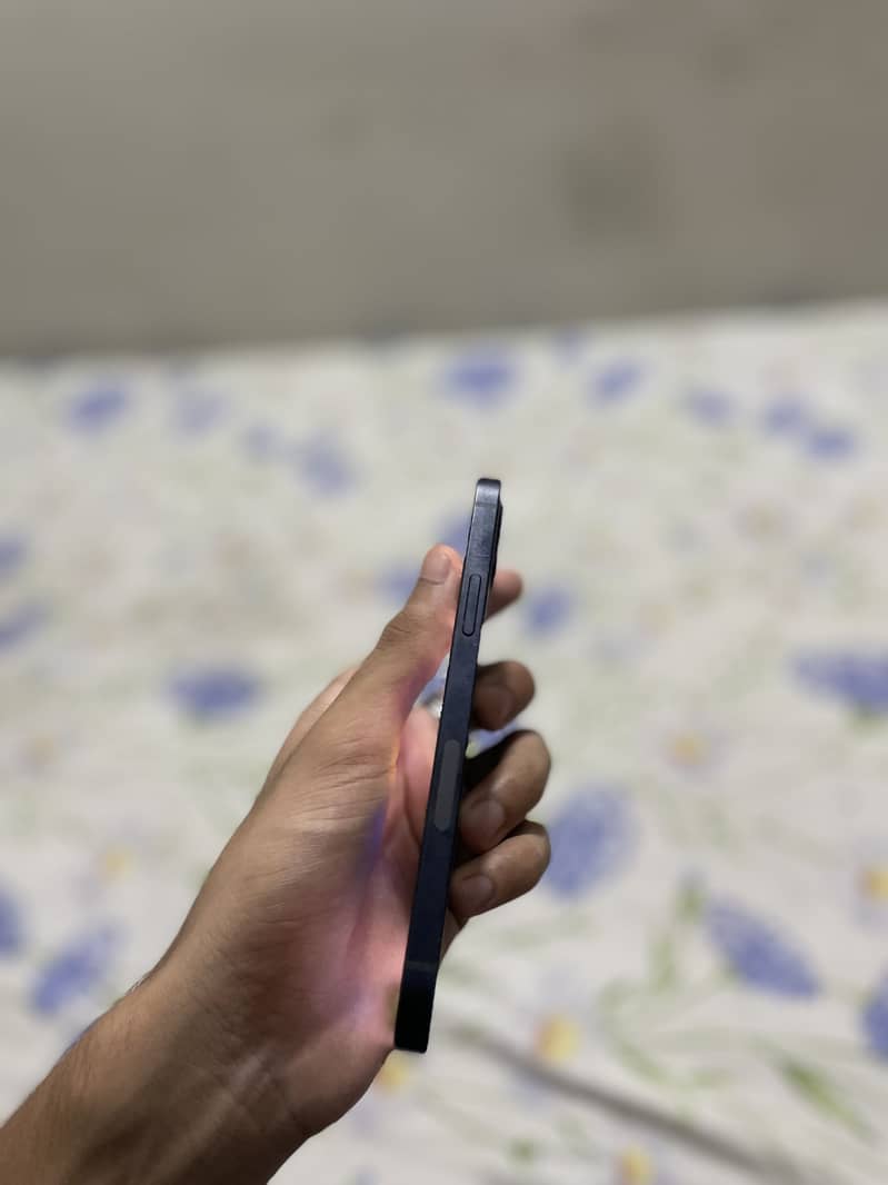 Apple iPhone 12 4