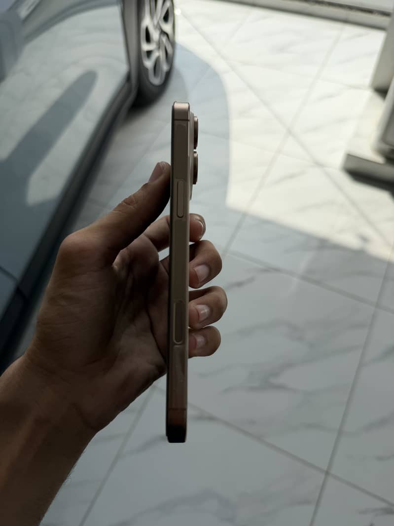 Apple iPhone 16 Pro Max 2