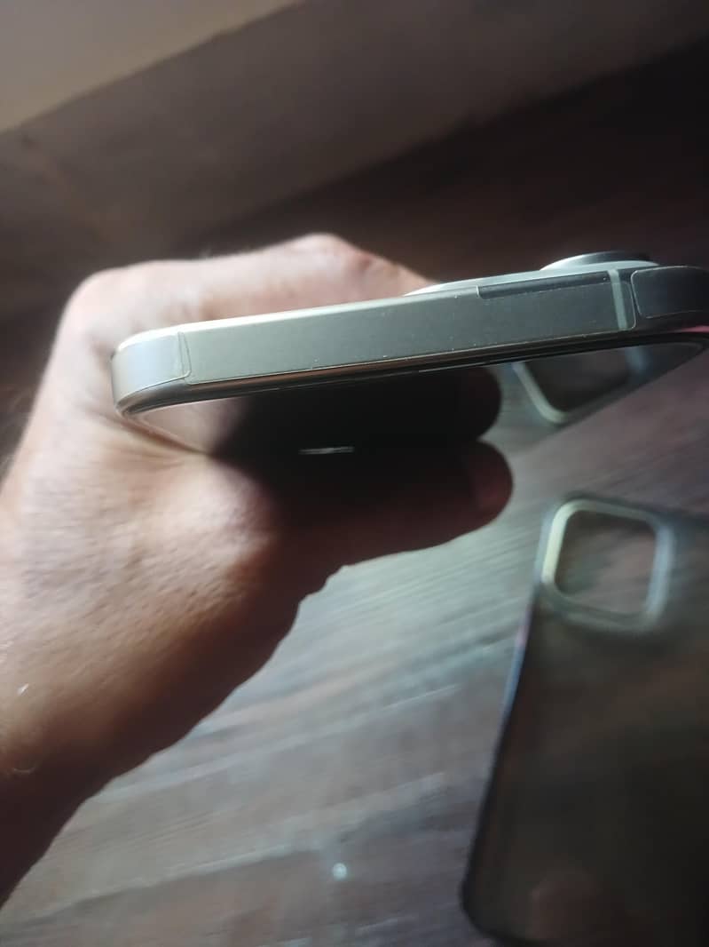 Apple iPhone 15 Pro Max 4