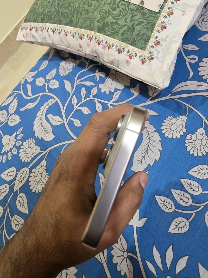 Apple iPhone 15 Pro Max 4