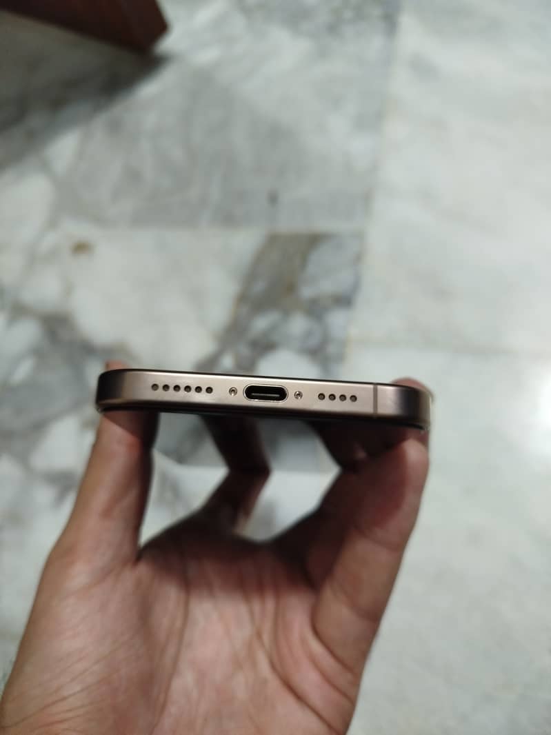 Apple iPhone 16 Pro Max 4