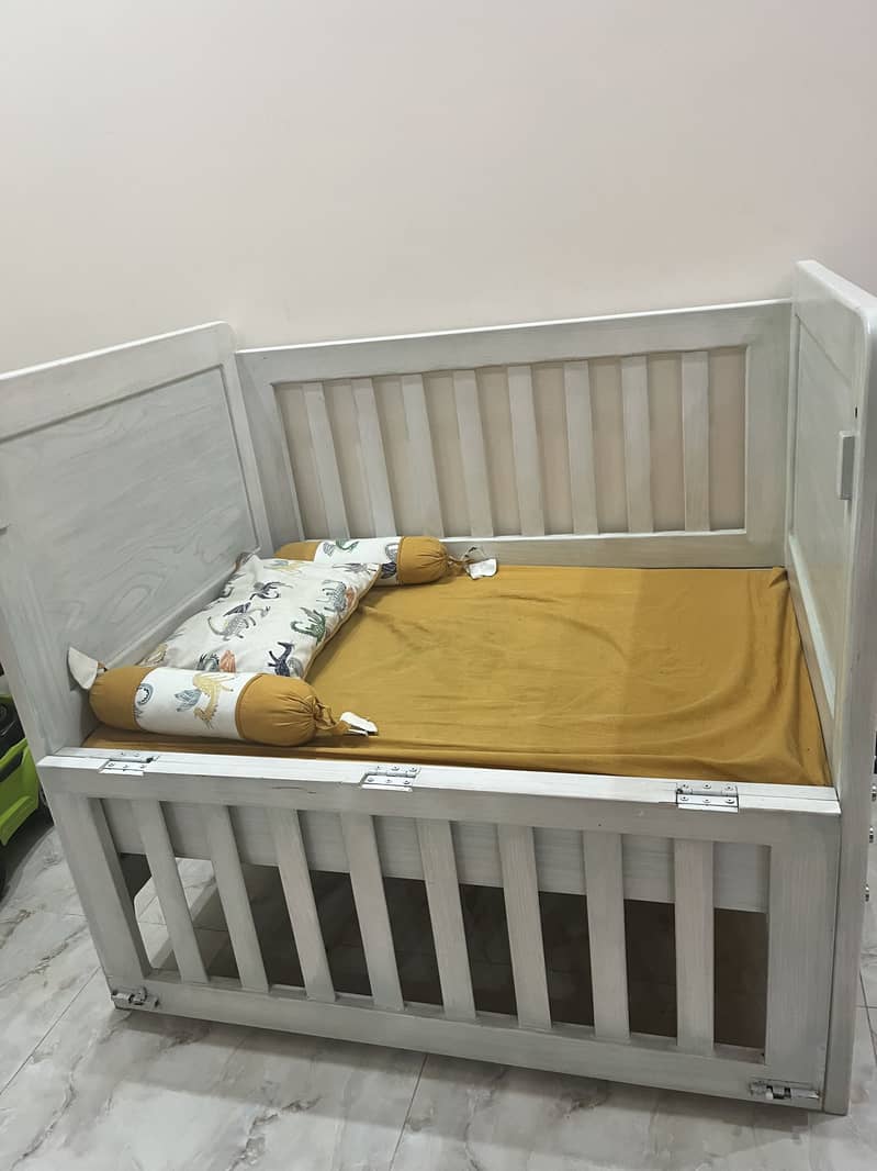 Baby cot. Solid wood 3