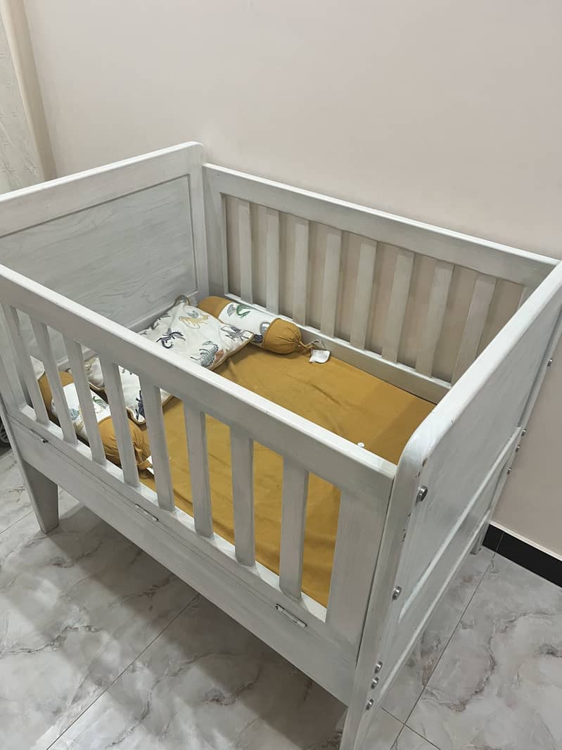 Baby cot. Solid wood 4