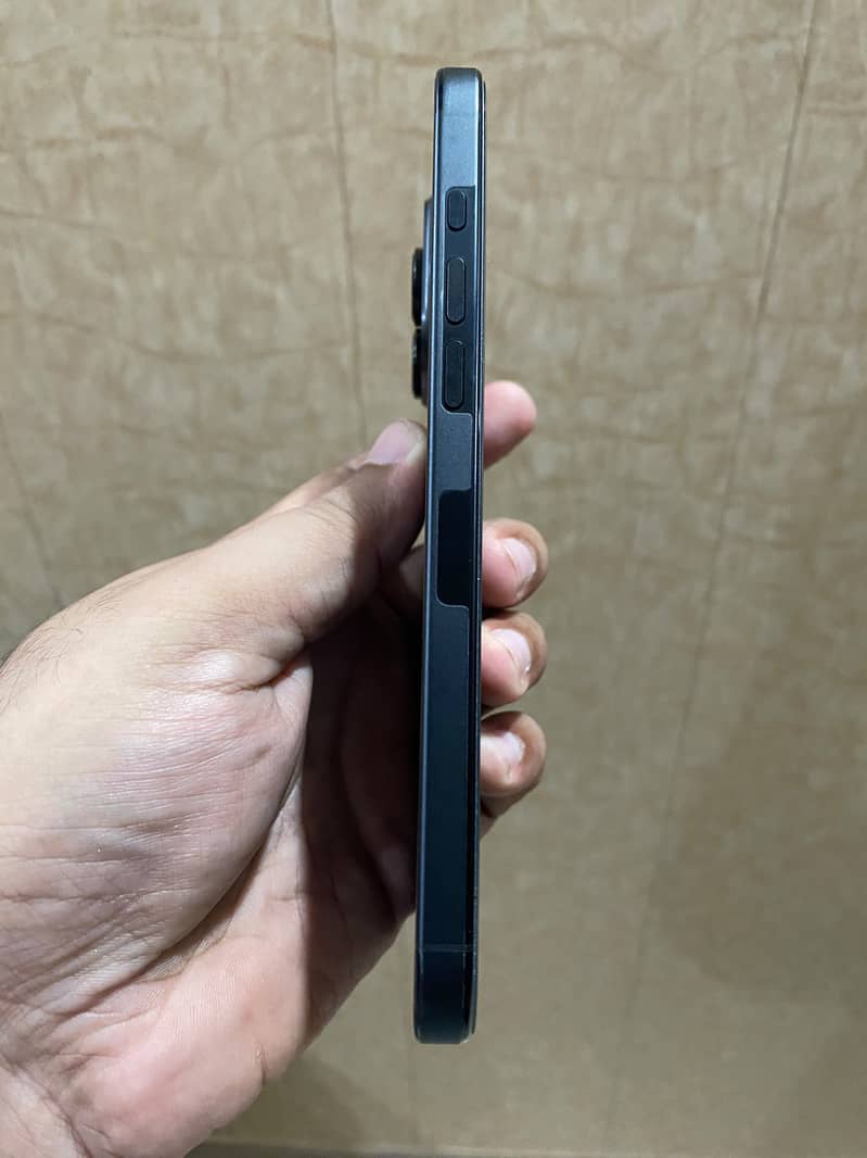 Apple iPhone 16 Pro Max 2