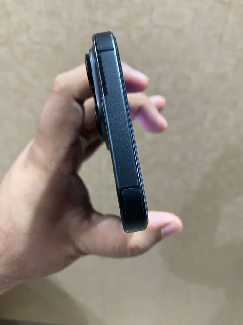 Apple iPhone 16 Pro Max 4
