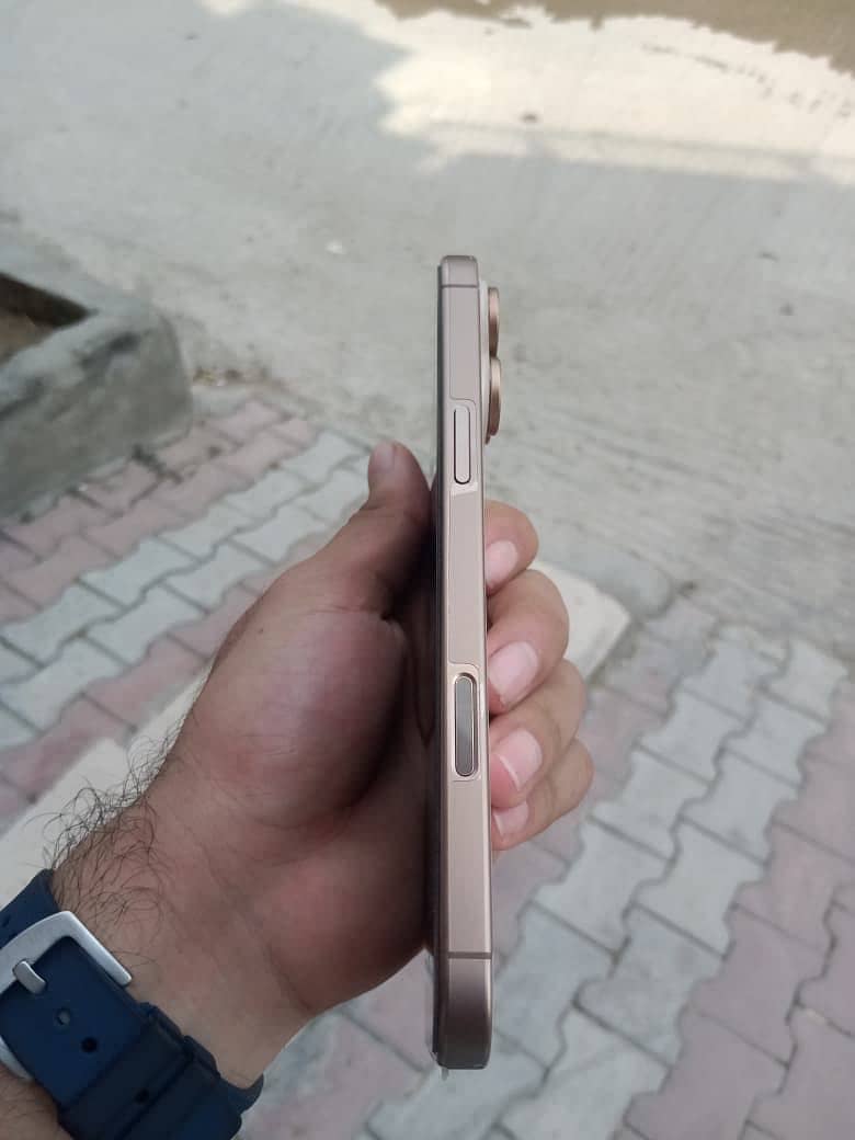 Apple iPhone 16 Pro Max 2