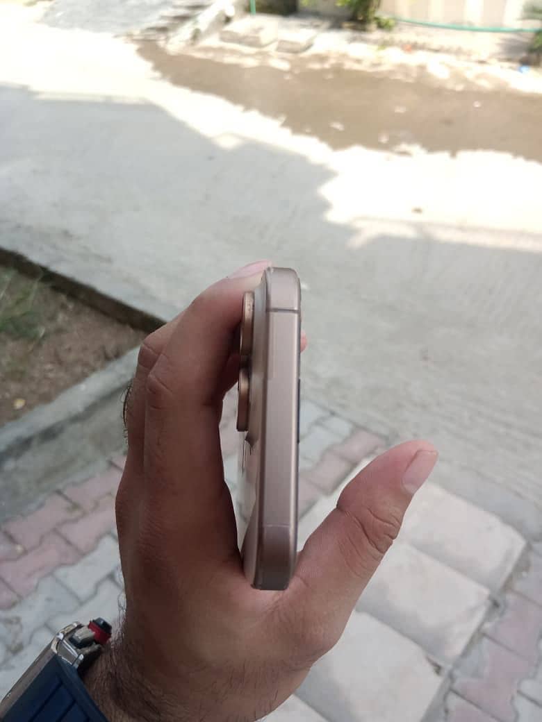 Apple iPhone 16 Pro Max 3