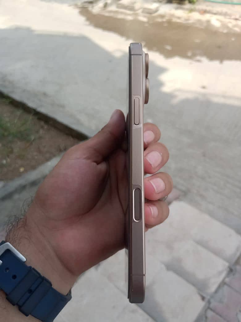Apple iPhone 16 Pro Max 5