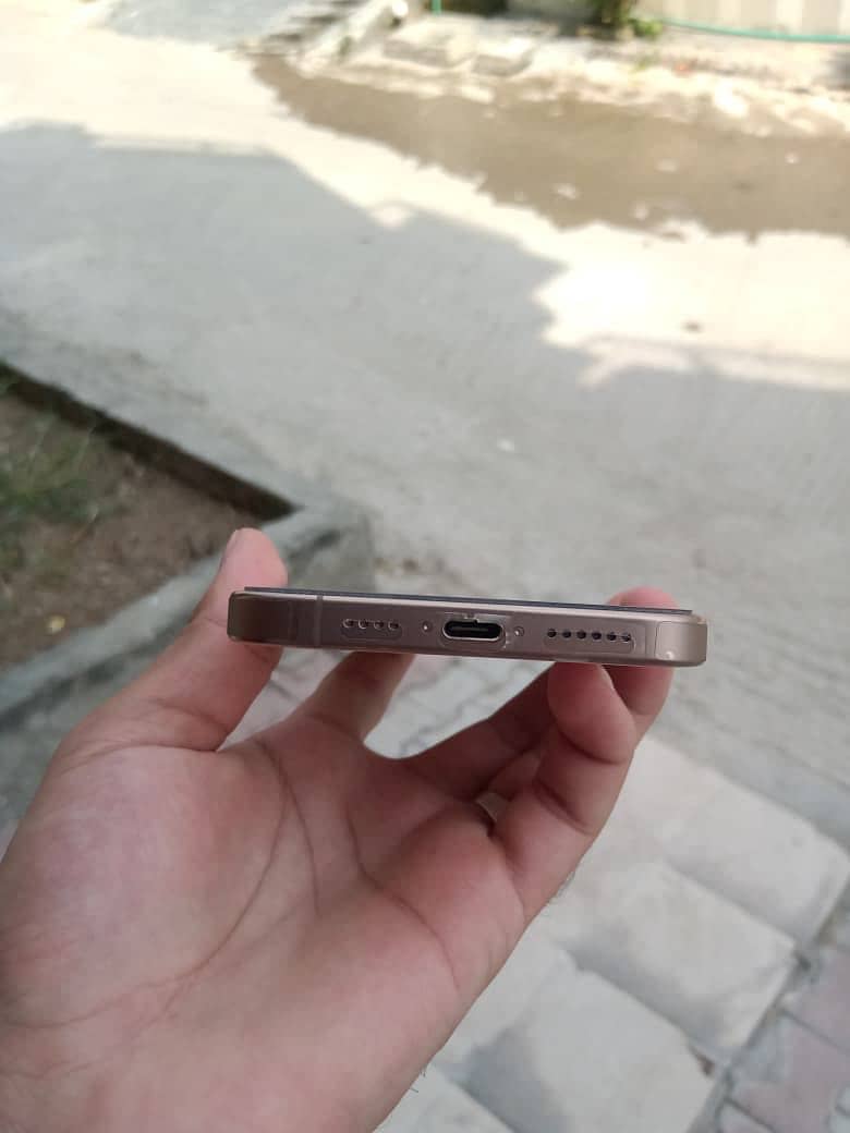 Apple iPhone 16 Pro Max 6