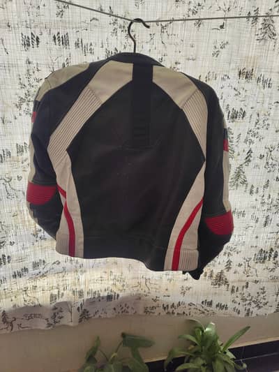 crash riding jacket is available.