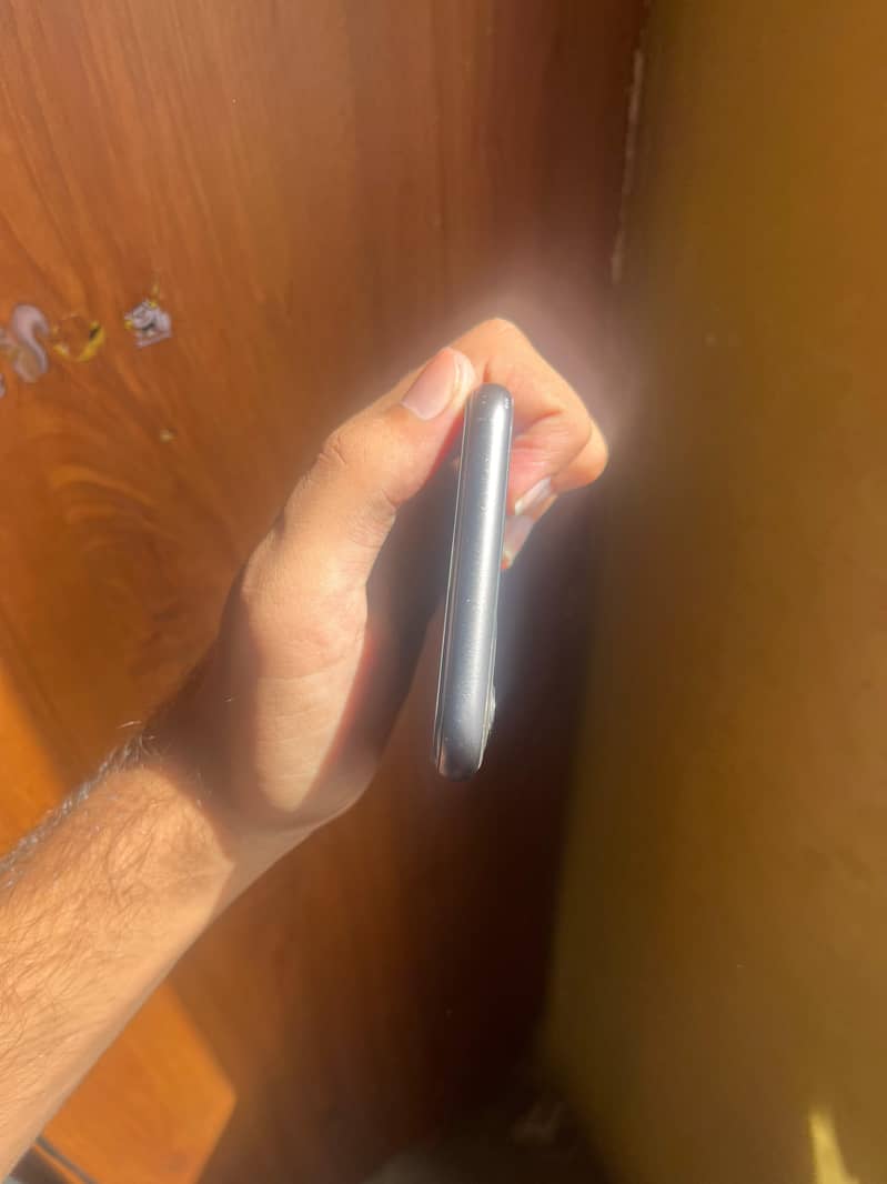 Apple iPhone 11 4