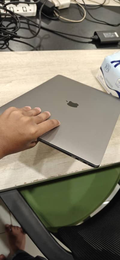 MAC PRO 2018  (i9)32GB DDR4 1TB SSD With Touch bar Genuine charger