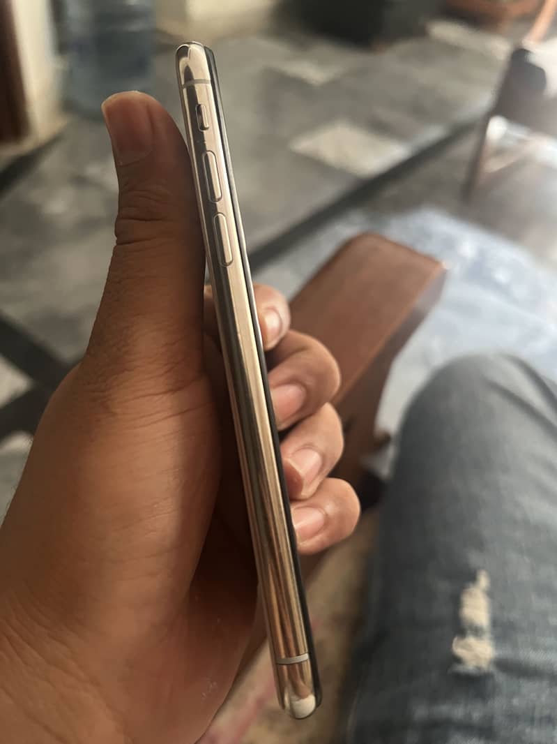 Apple iPhone X 4