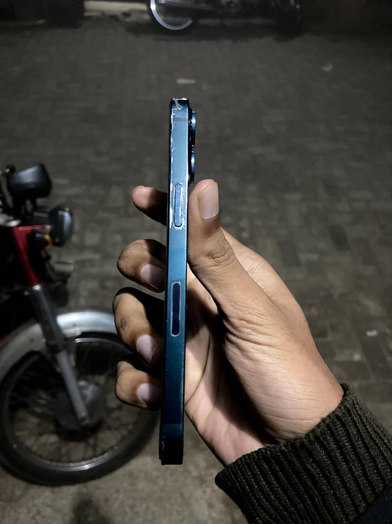 Apple iPhone 13 2