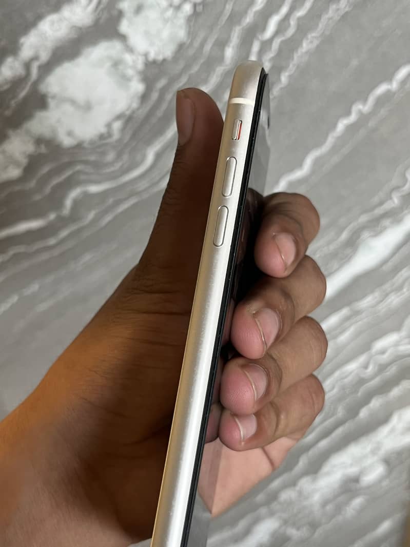 Apple iPhone 11 4