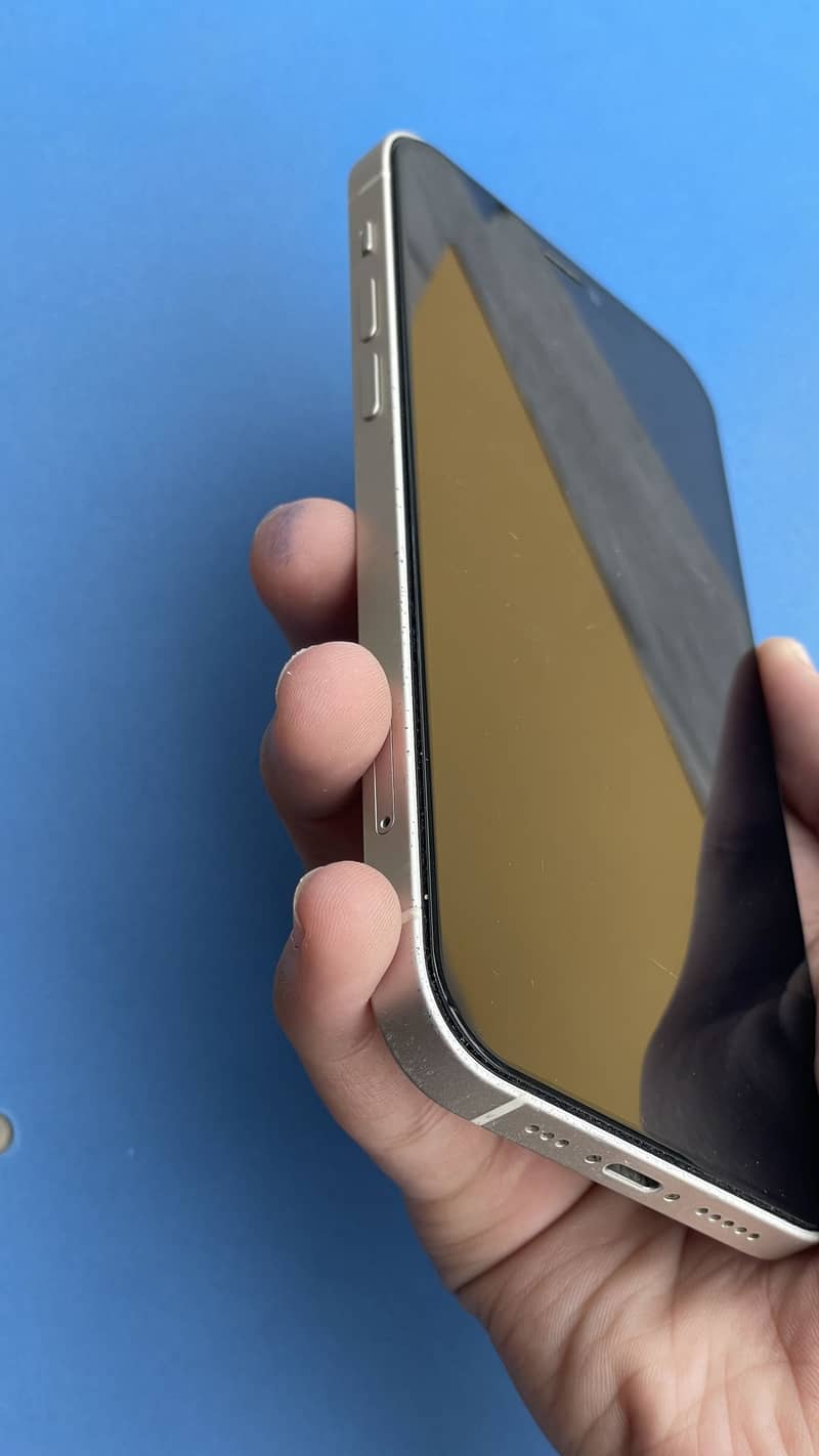 Apple iPhone 12 4