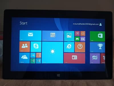 Microsoft Surface RT (Window Tablet)