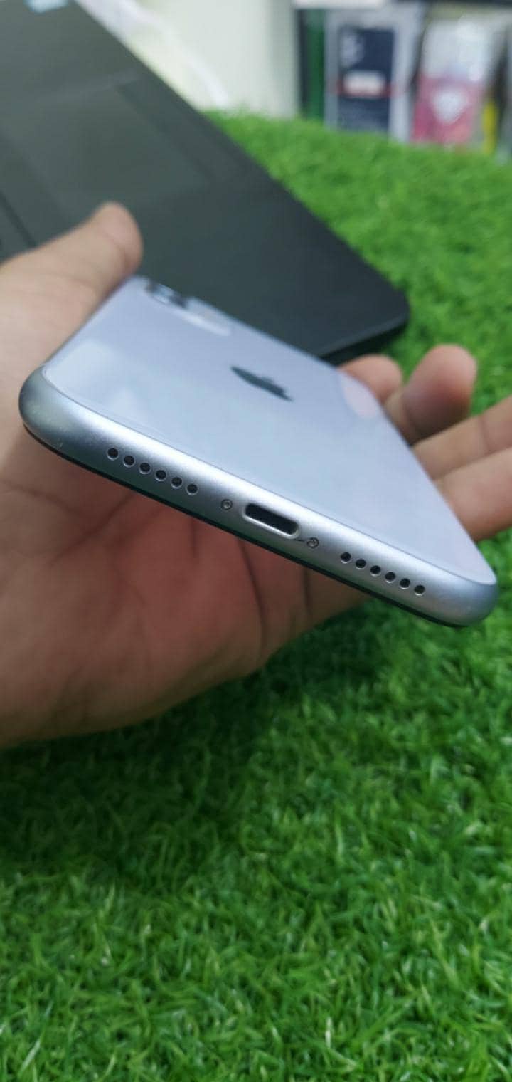 iPhone 11 3