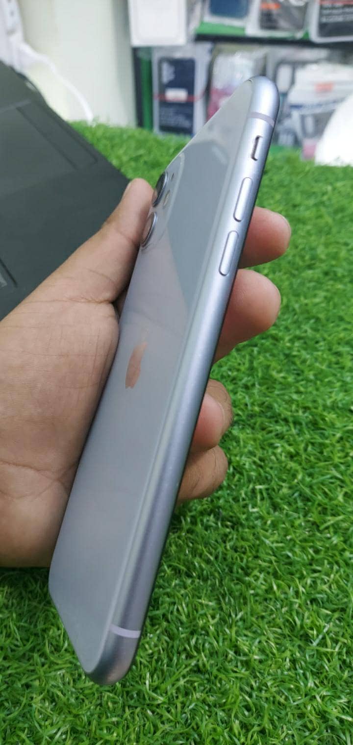 iPhone 11 4