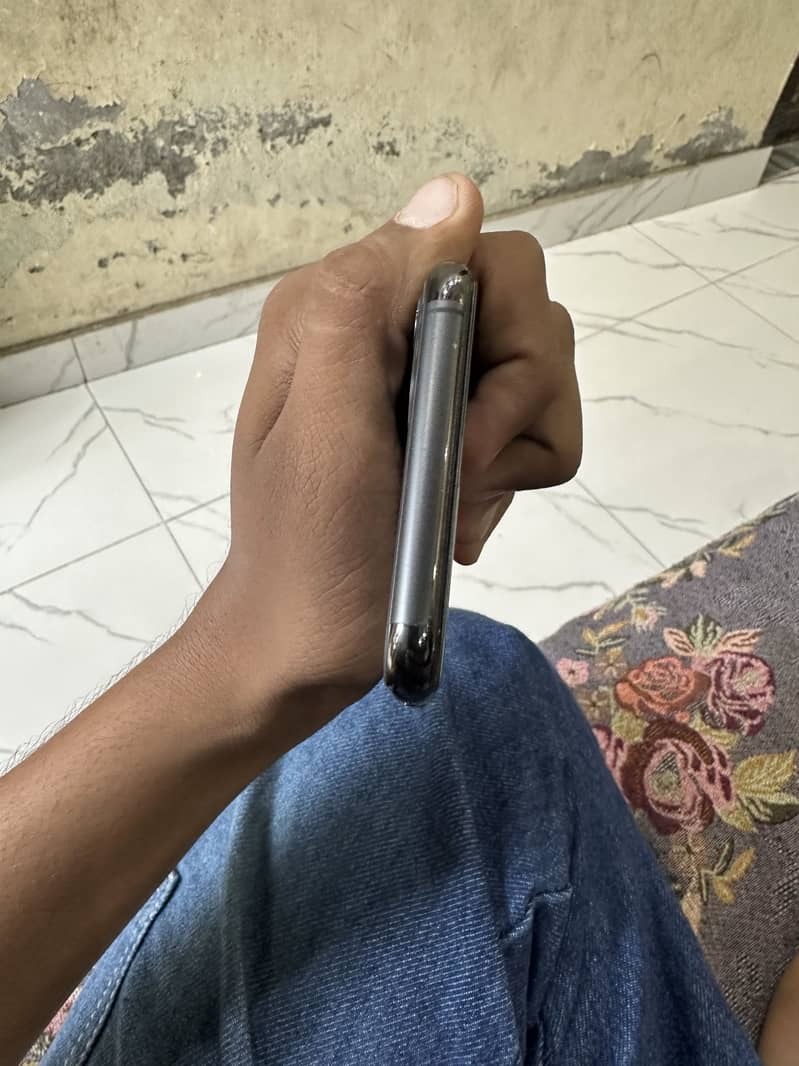 Apple iPhone 11 Pro Max 4