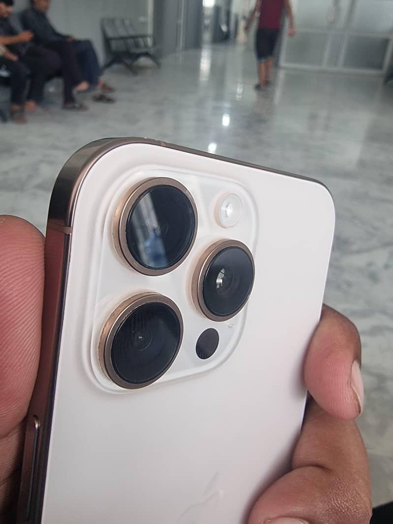 Apple iPhone 16 Pro Max 0
