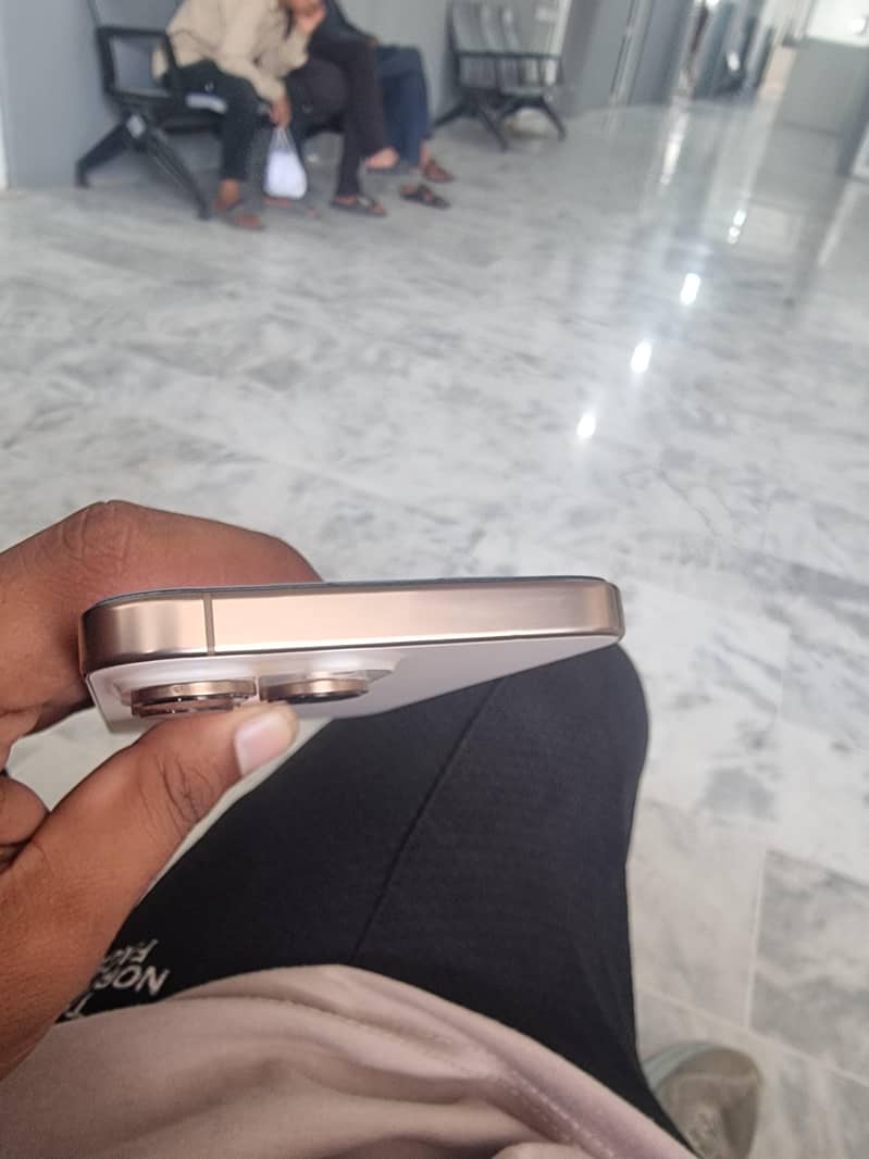 Apple iPhone 16 Pro Max 2