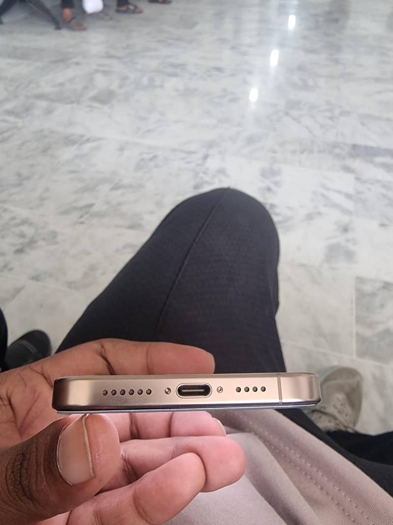 Apple iPhone 16 Pro Max 4