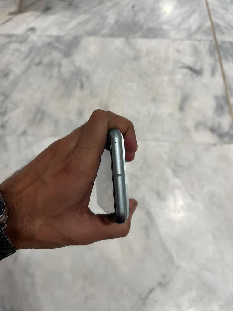 Google Pixel 8 4