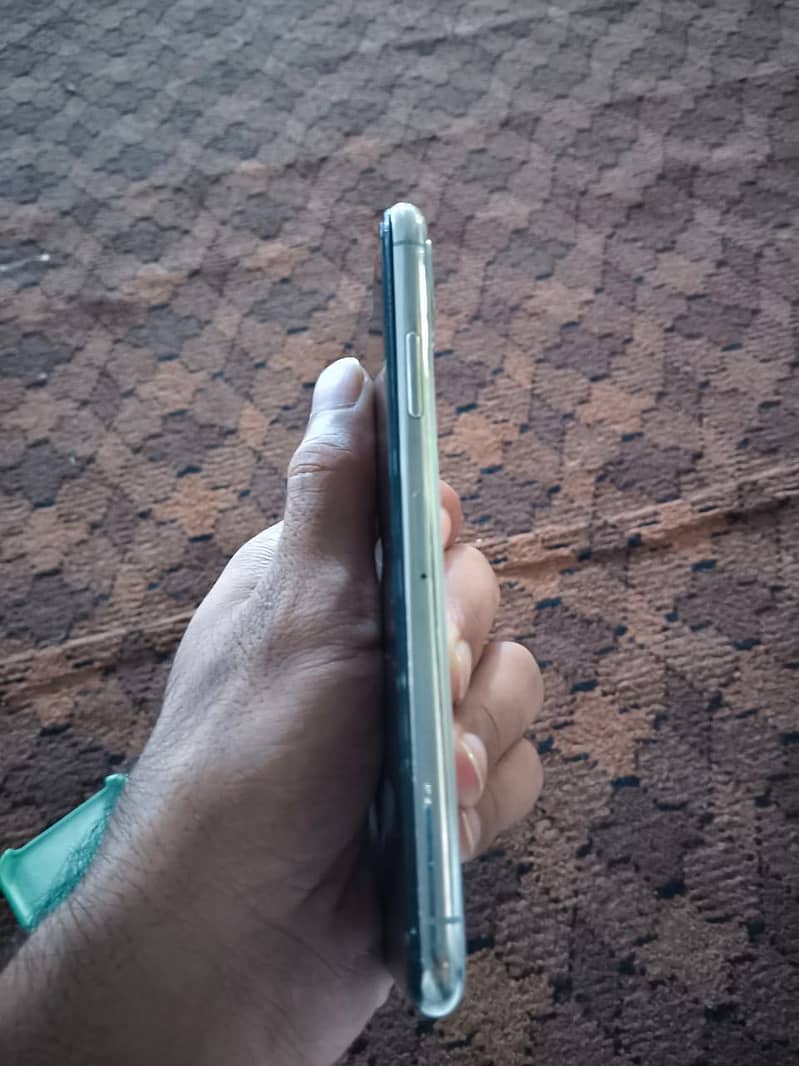 Apple iPhone X 4