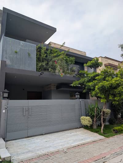 Luxury Premium 30*70 Corner House , Solar 10kv