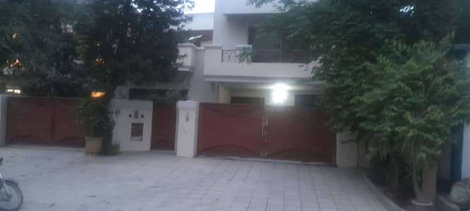 F-11 What A Ideal 1/Kanal Lower Grou d 3Bed Very Reasonable Rent Contact Us More Details